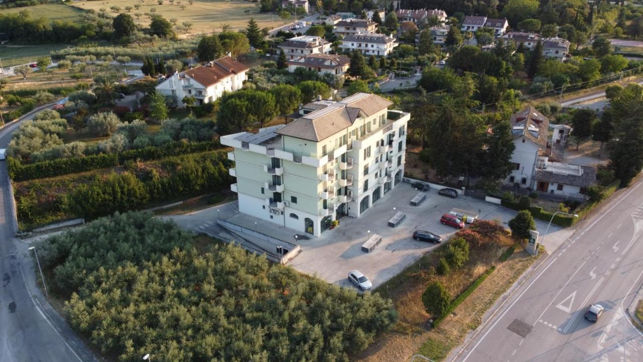 Hotel Clodi Асколи Пичено Екстериор снимка