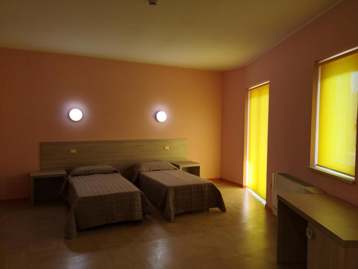 Hotel Clodi Асколи Пичено Екстериор снимка